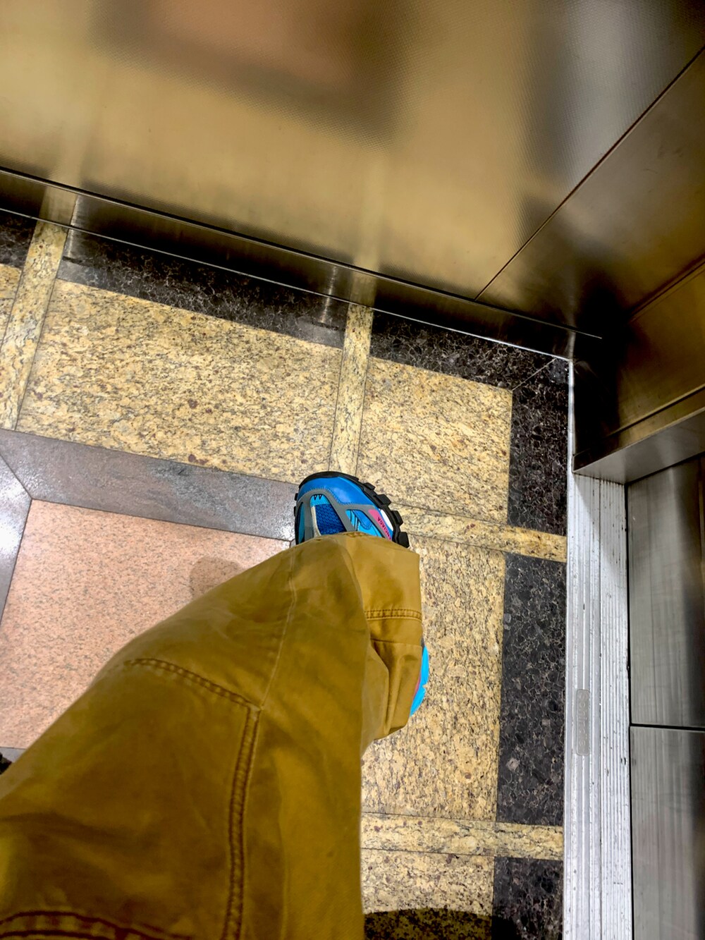 「BALENCIAGAのアイテム（帽子、その他）」を使った、CMPさん（メンズ・174cm）の春コーディネートの3枚目の写真