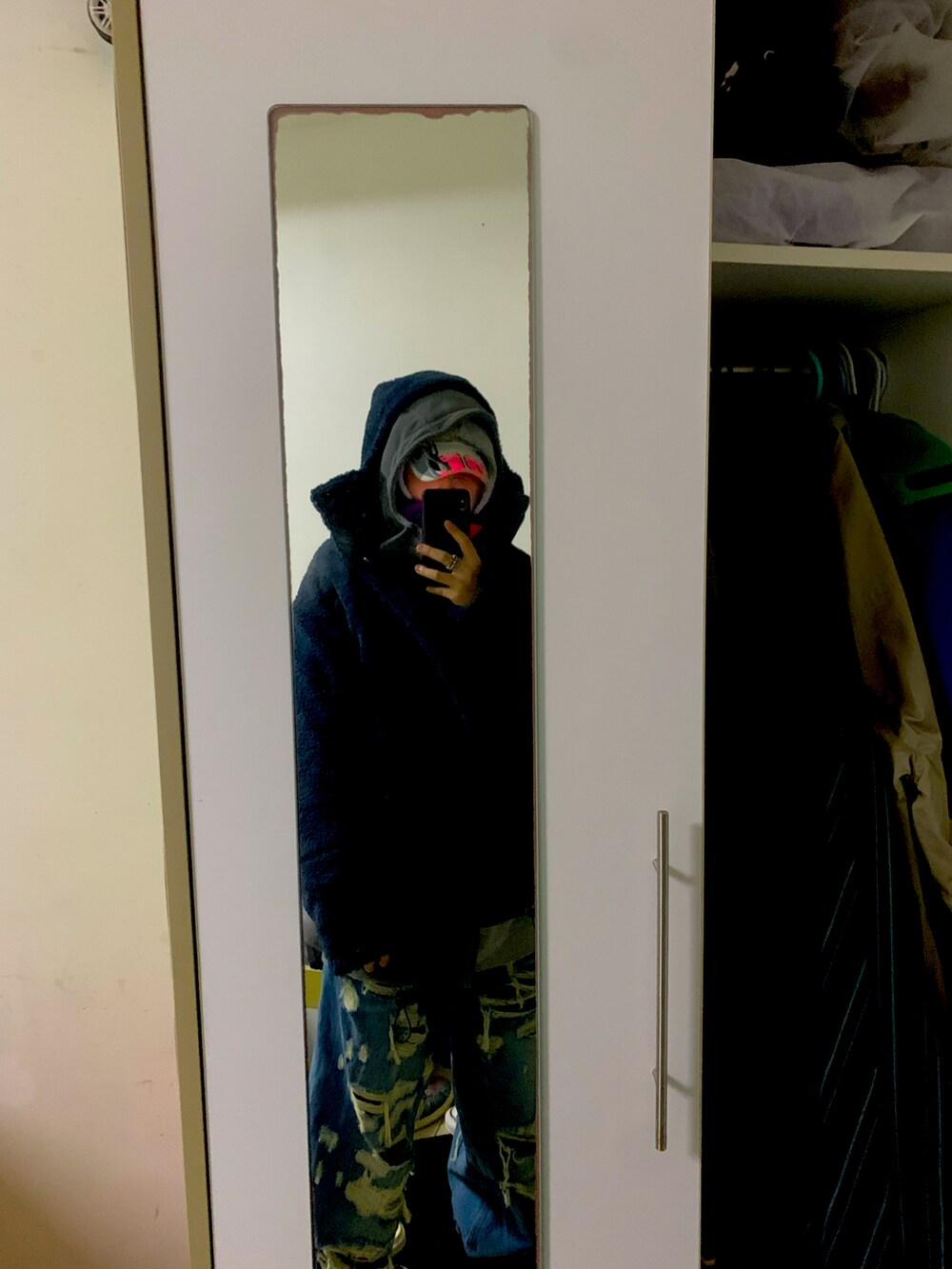 グレー系のトップス、その他のパンツ、ブルー系の帽子を着用したメンズの春コーディネートの4枚目の写真