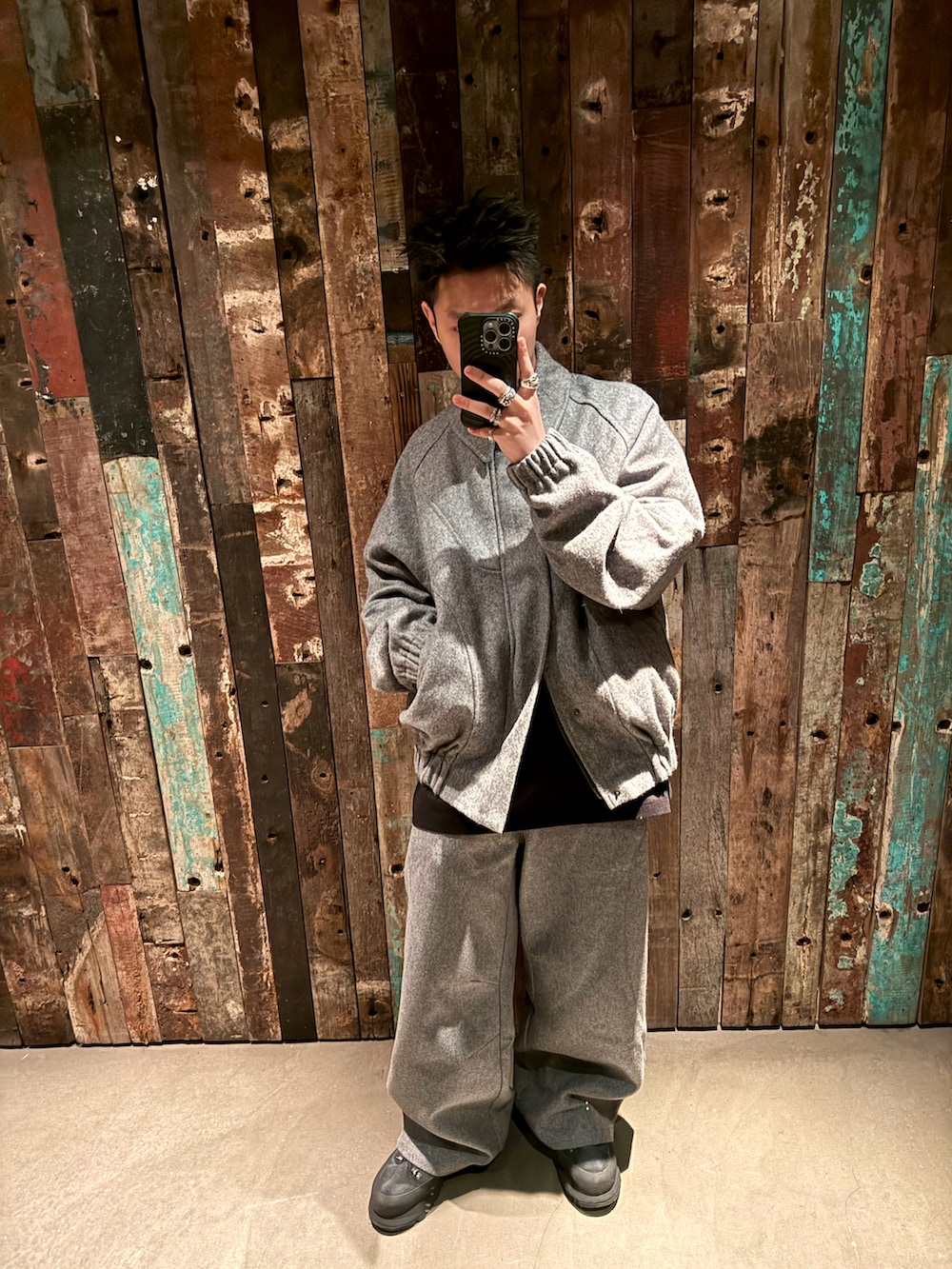 グレー系のジャケット/アウター、グレー系のパンツ、ブラック系のシューズを着用したメンズの冬コーディネートの4枚目の写真