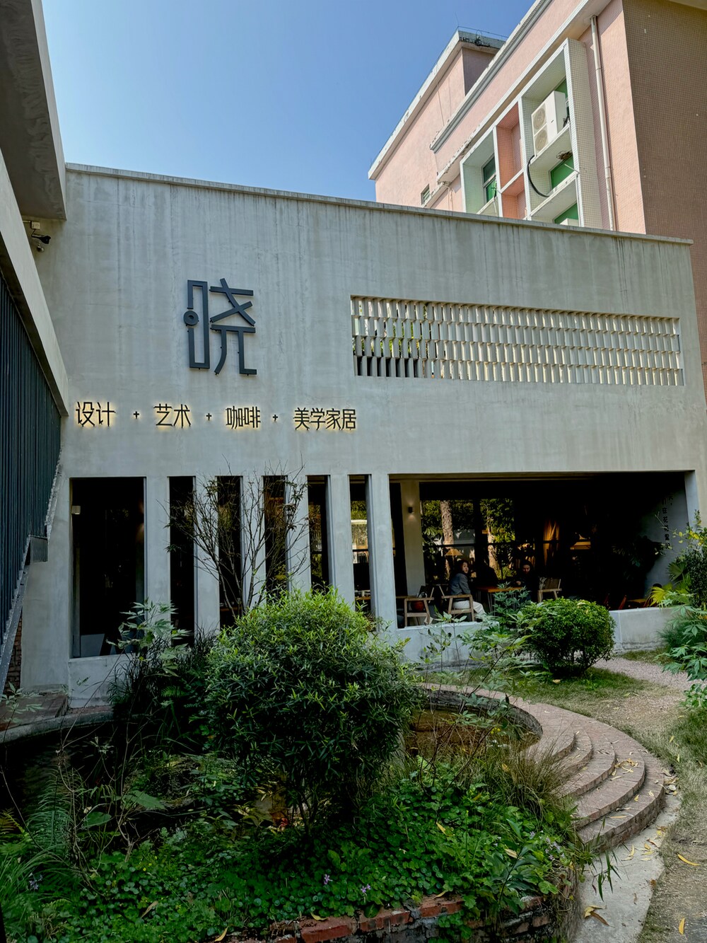 ブラック系のジャケット/アウター、ブラック系のパンツ、ブラック系のシューズを着用したメンズの冬コーディネートの5枚目の写真