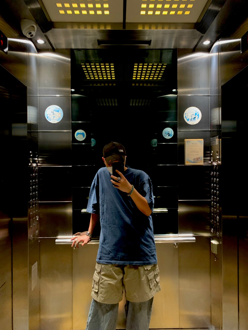 ブルー系のTシャツ/カットソー、その他のパンツ、ブラック系の帽子を着用したメンズの春コーディネートの2枚目の写真