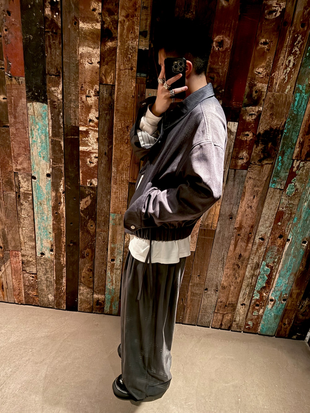 グレー系のジャケット/アウター、グレー系のパンツ、ブラック系のシューズを着用したメンズの春コーディネートの3枚目の写真