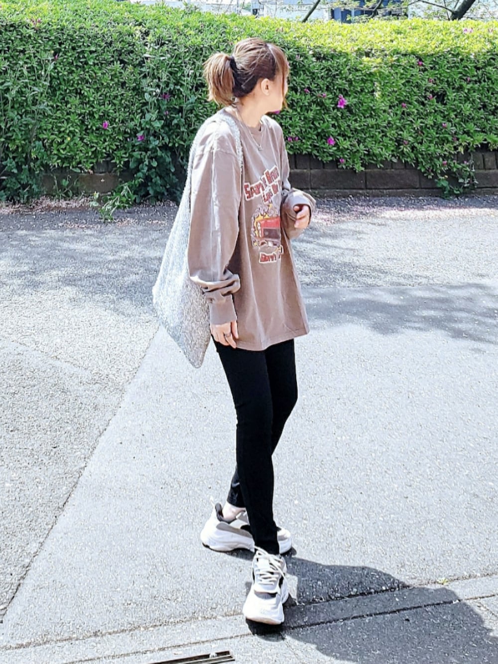 ブラウン系のTシャツ/カットソー、ブラック系のその他パンツ、グレー系のスニーカーを着用したレディースの夏コーディネートの2枚目の写真