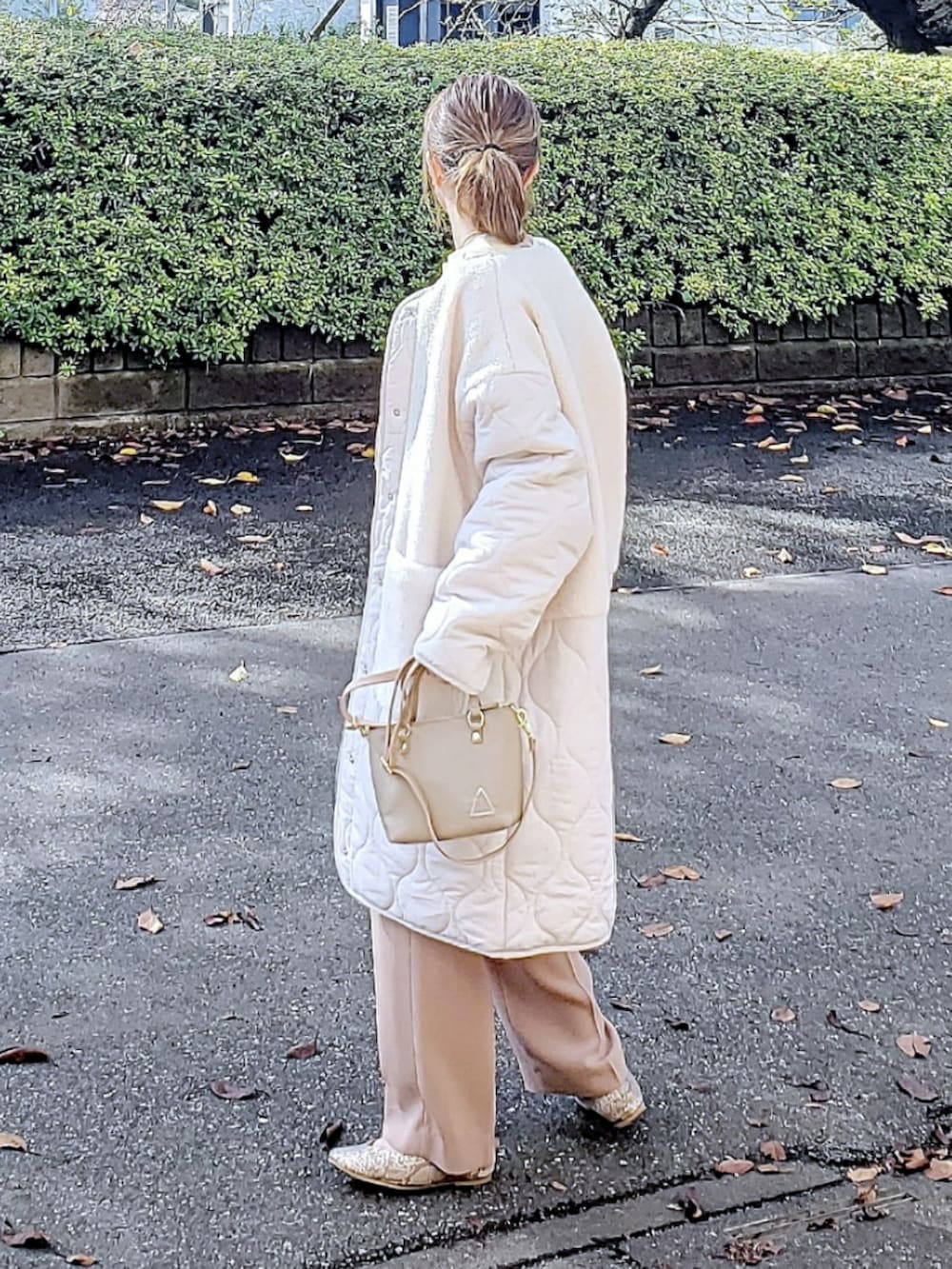 ホワイト系のその他アウター、ベージュ系のスウェット、ベージュ系のその他パンツを着用したレディースの冬コーディネートの3枚目の写真