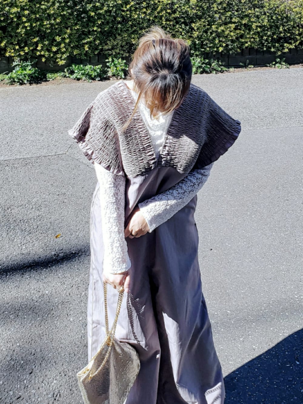 ホワイト系のTシャツ/カットソー、ゴールド系のショルダーバッグ、ブラウン系のローファーを着用したレディースの春コーディネートの5枚目の写真