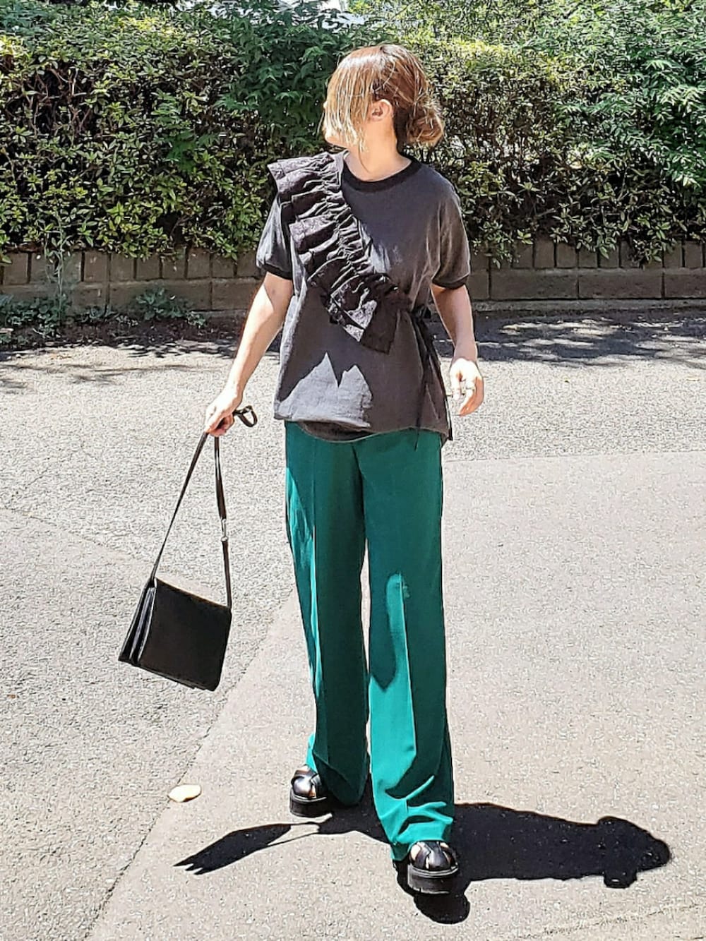 ブラック系のTシャツ/カットソー、グリーン系のその他パンツ、ブラック系のサンダルを着用したレディースの夏コーディネートの2枚目の写真