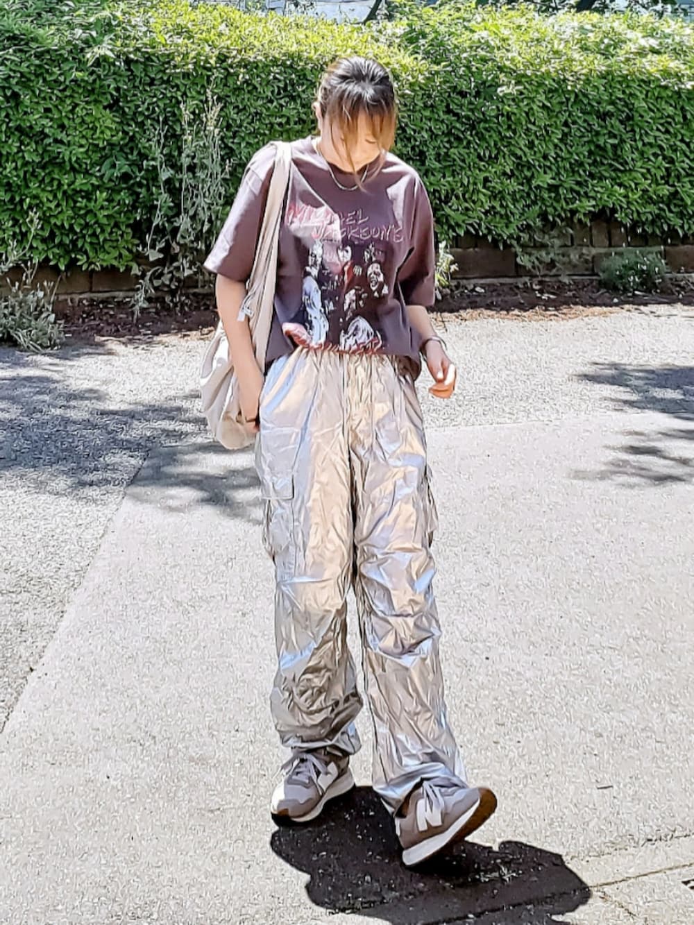 グレー系のTシャツ/カットソー、シルバー系のカーゴパンツ、グレー系のスニーカーを着用したレディースの春コーディネートの2枚目の写真