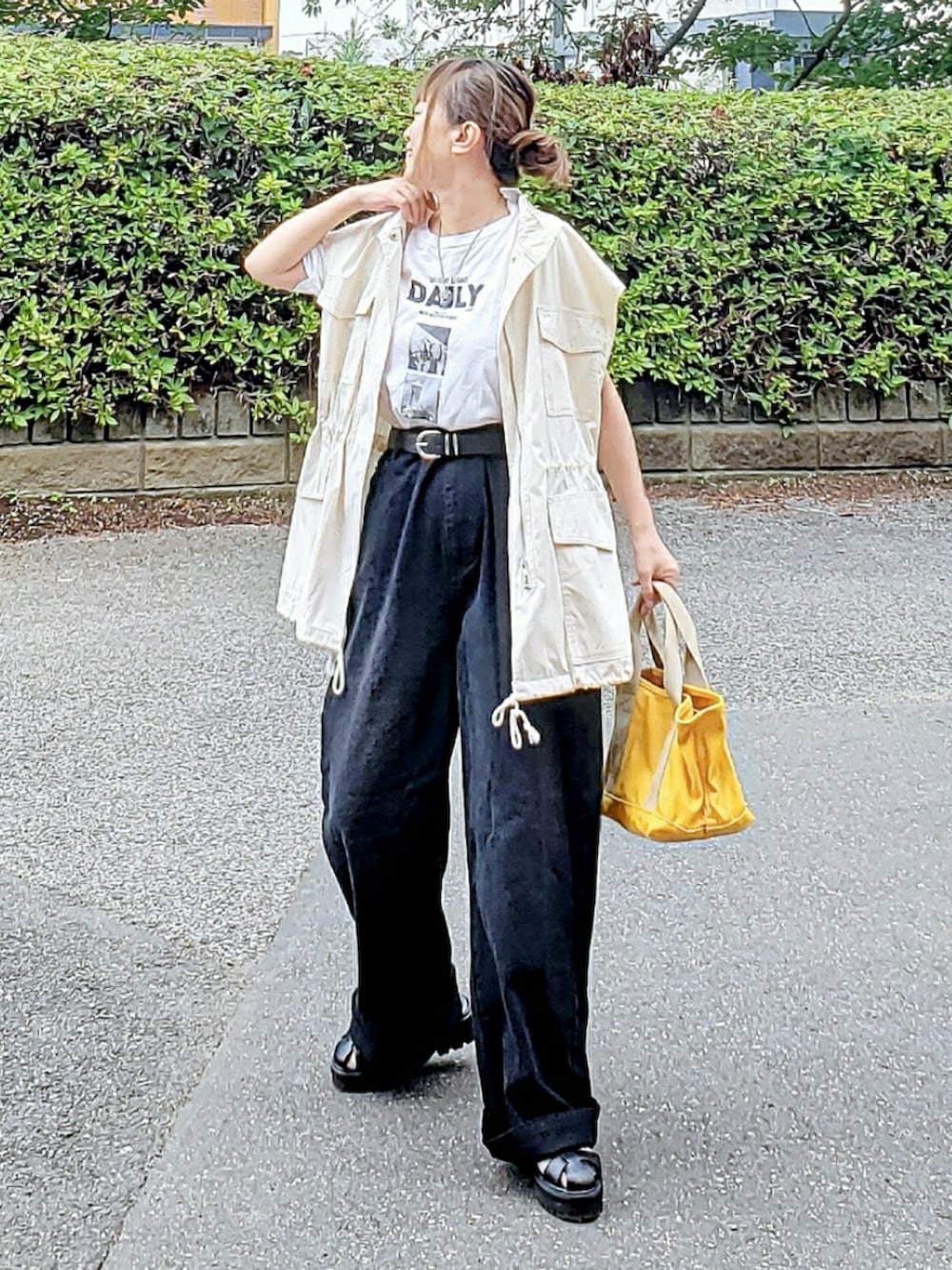 ブラック系のデニムパンツ、ホワイト系のTシャツ/カットソー、ホワイト系のミリタリージャケットを着用したレディースの夏コーディネートの2枚目の写真