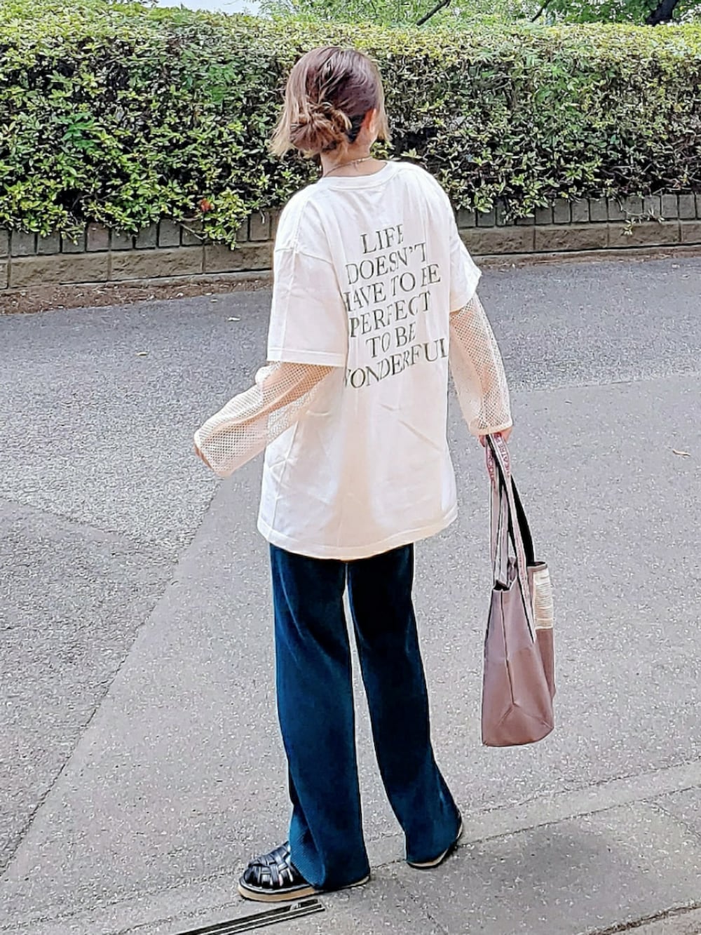 ホワイト系のカーディガン/ボレロ、ホワイト系のTシャツ/カットソー、グリーン系のその他パンツを着用したレディースの夏コーディネートの2枚目の写真