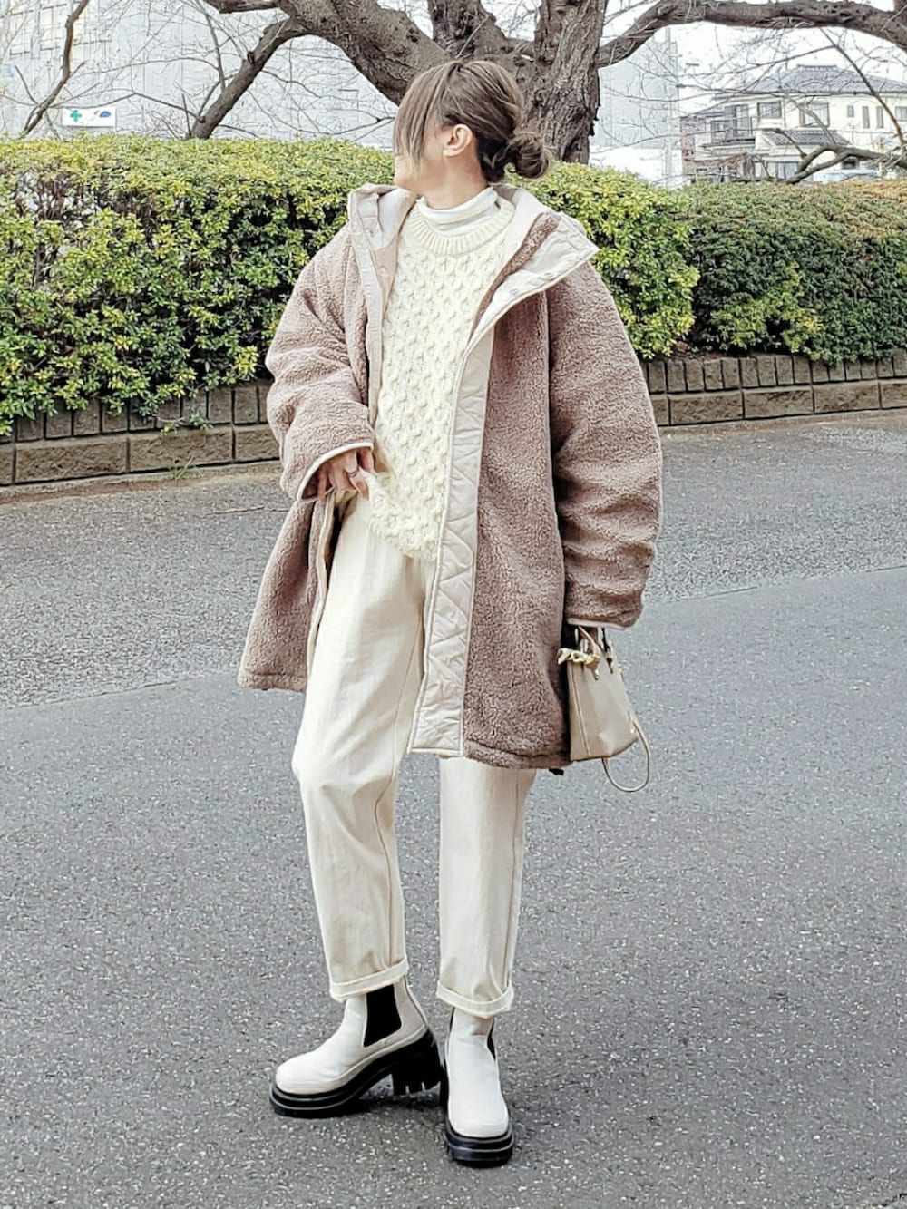 ベージュ系のその他アウター、ホワイト系のその他パンツ、ホワイト系のニット/セーターを着用したレディースの冬コーディネートの2枚目の写真