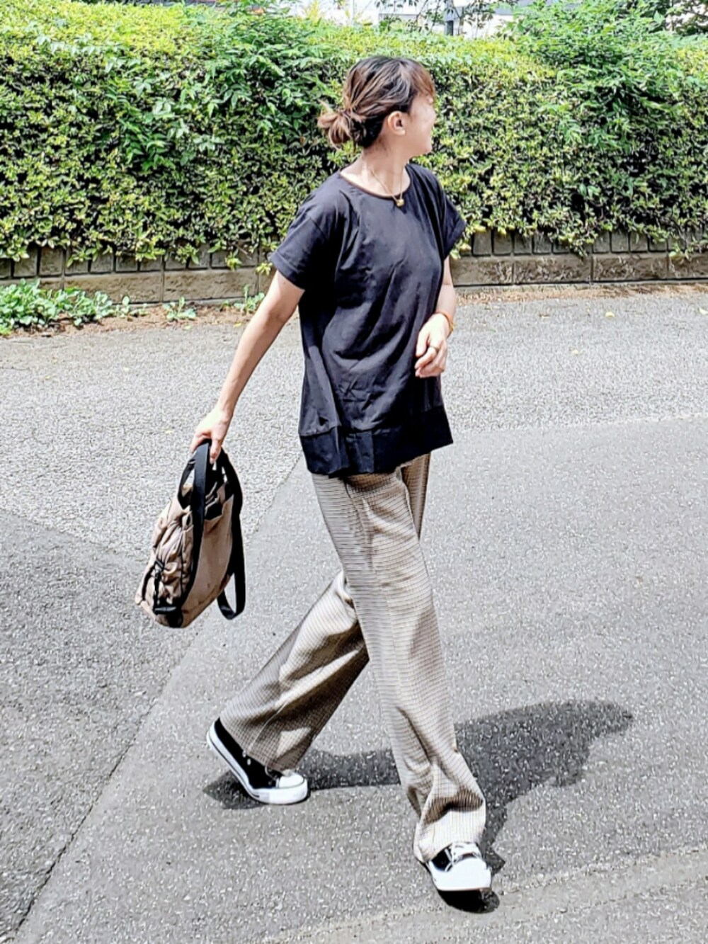 ブラック系のTシャツ/カットソー、その他のその他パンツ、ブラック系のスニーカーを着用したレディースの夏コーディネートの3枚目の写真