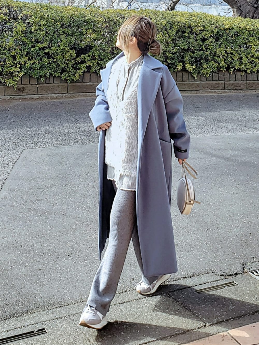 ブルー系のその他アウター、グレー系のベスト、グレー系のシャツ/ブラウスを着用したレディースの冬コーディネートの3枚目の写真