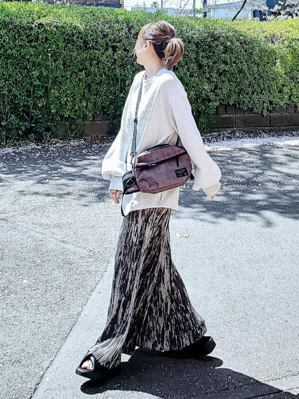 グレー系のスウェット、グレー系のその他パンツ、グレー系のショルダーバッグを着用したレディースの春コーディネートの2枚目の写真