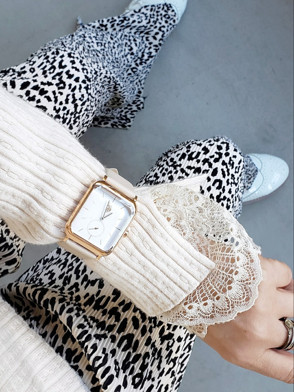 ホワイト系のベスト、ホワイト系のニット/セーター、ホワイト系のその他パンツを着用したレディースの冬コーディネートの3枚目の写真