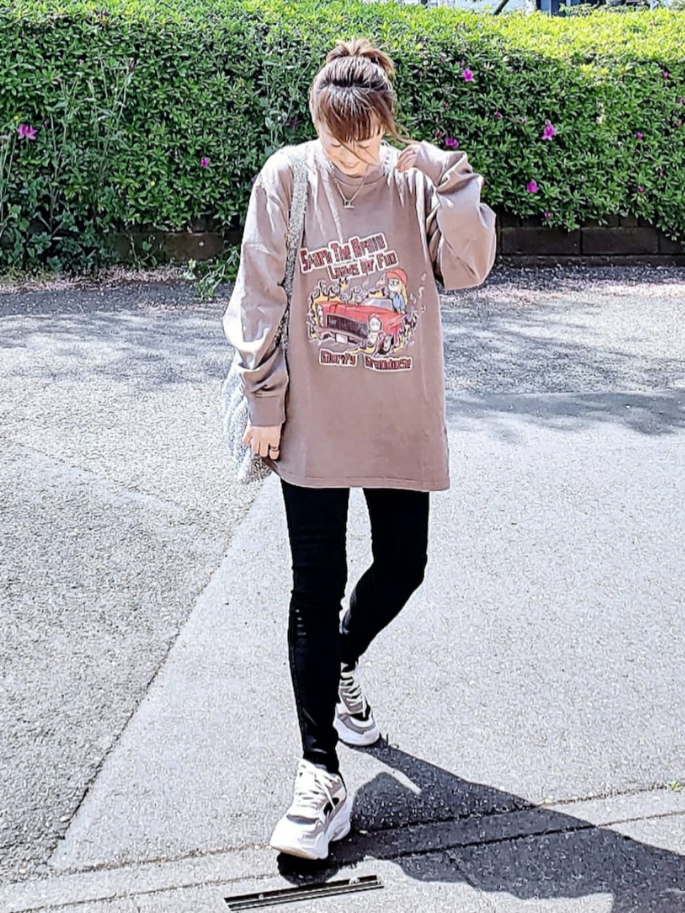 ブラウン系のTシャツ/カットソー、ブラック系のその他パンツ、グレー系のスニーカーを着用したレディースの夏コーディネートの3枚目の写真