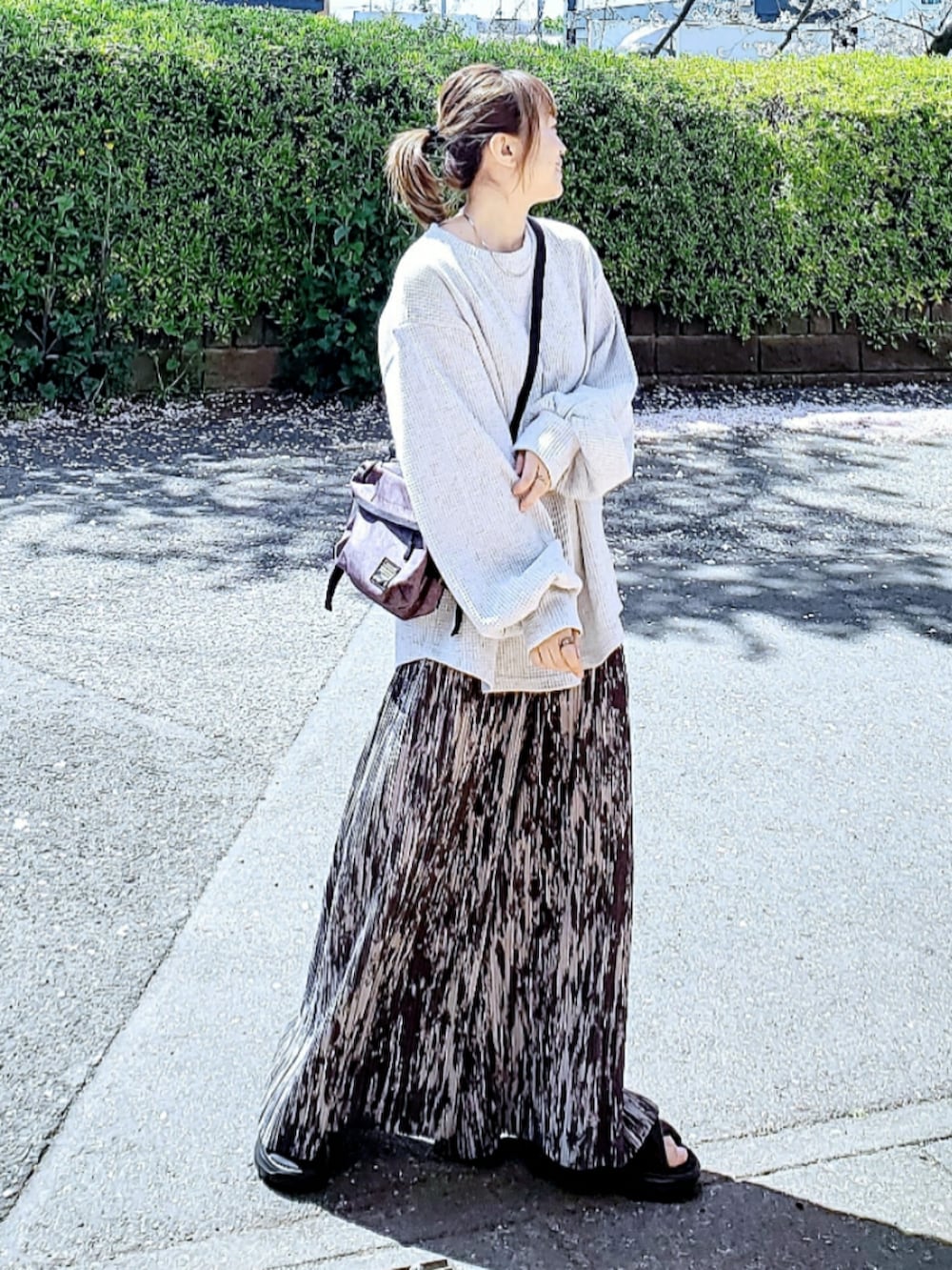 グレー系のスウェット、グレー系のその他パンツ、グレー系のショルダーバッグを着用したレディースの春コーディネートの3枚目の写真