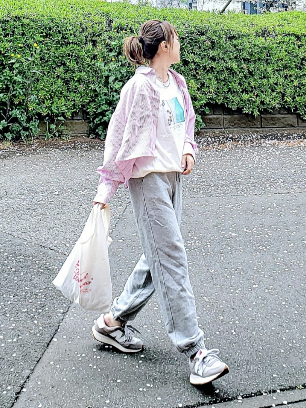 ホワイト系のTシャツ/カットソー、ピンク系のシャツ/ブラウス、グレー系のスウェットパンツを着用したレディースの春コーディネートの2枚目の写真