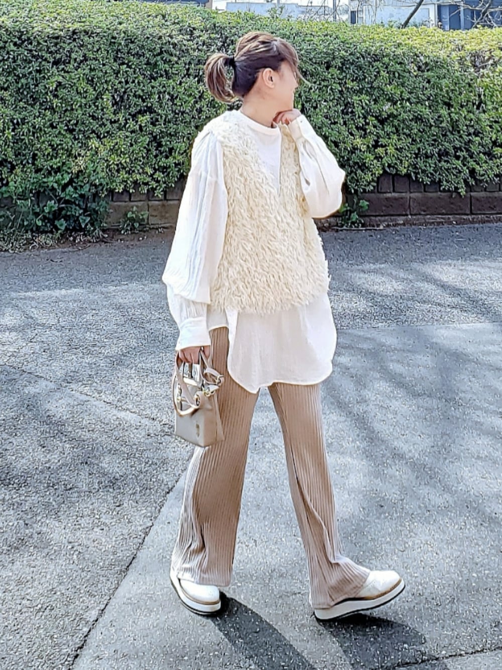 ホワイト系のベスト、ホワイト系のシャツ/ブラウス、グレー系のその他パンツを着用したレディースの春コーディネートの2枚目の写真