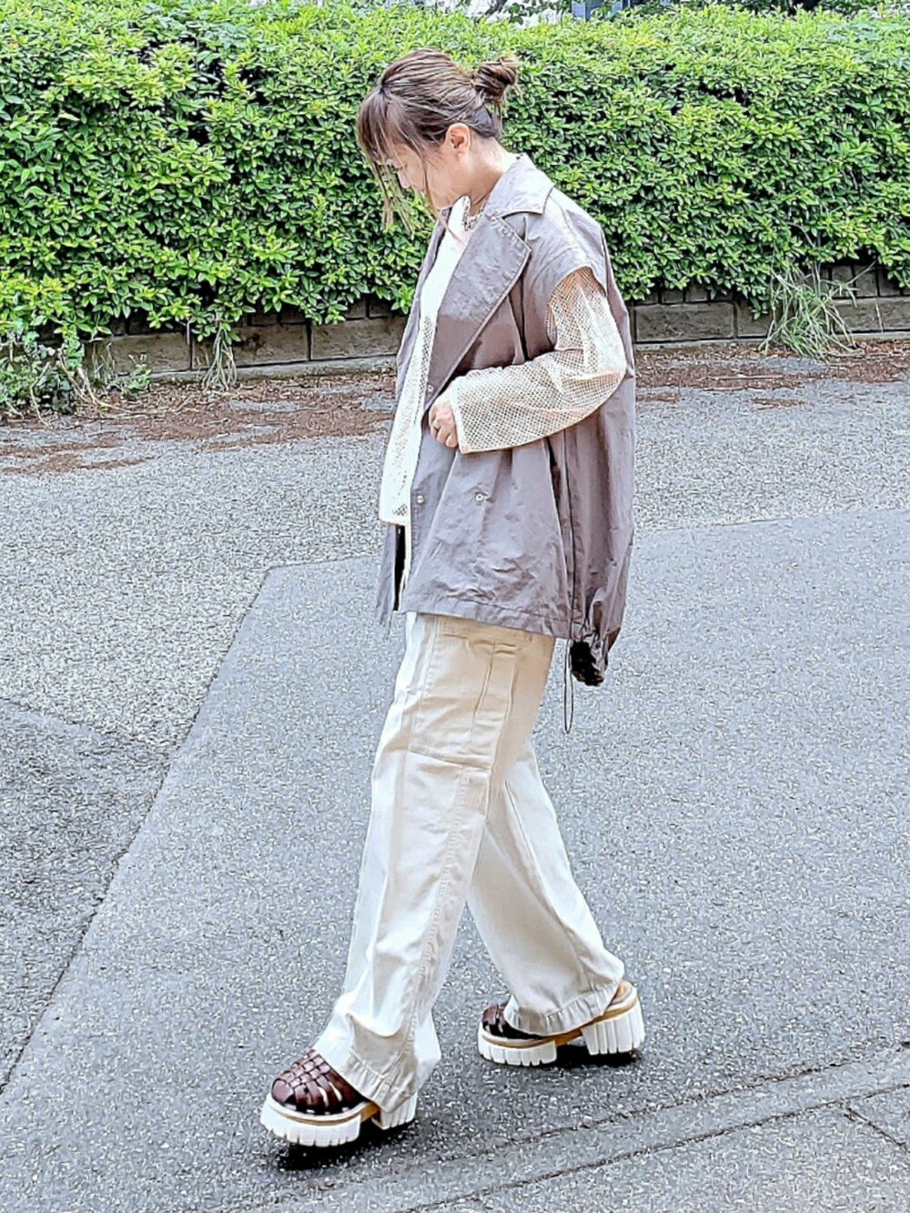 ホワイト系のカーディガン/ボレロ、グレー系のミリタリージャケット、ホワイト系のカーゴパンツを着用したレディースの夏コーディネートの2枚目の写真