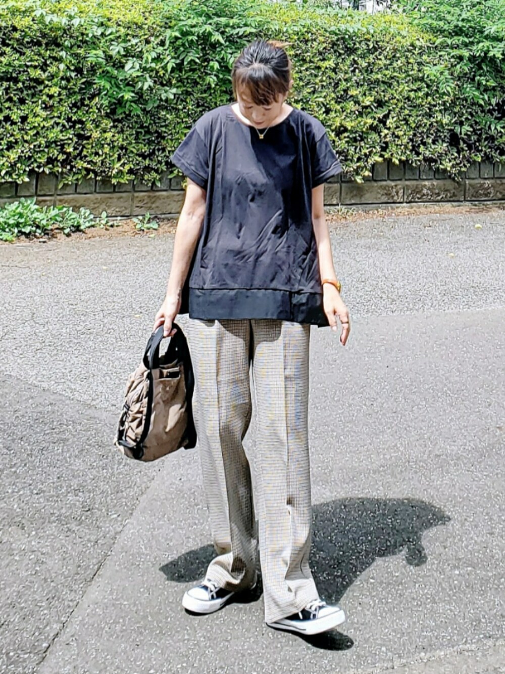 ブラック系のTシャツ/カットソー、その他のその他パンツ、ブラック系のスニーカーを着用したレディースの夏コーディネートの2枚目の写真