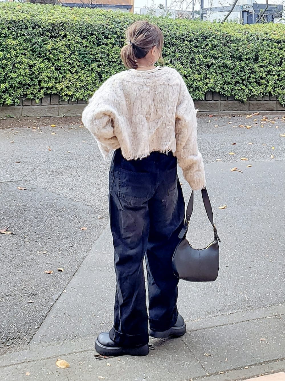 ベージュ系のカーディガン/ボレロ、ブラック系のデニムパンツ、ブラック系のTシャツ/カットソーを着用したレディースの秋コーディネートの3枚目の写真