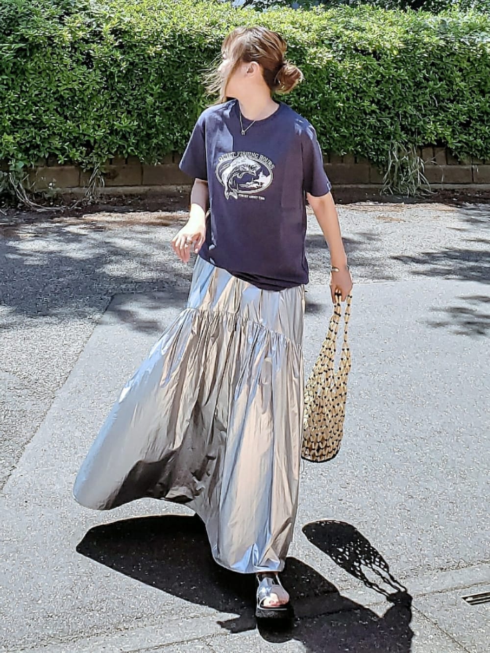 ブルー系のTシャツ/カットソー、シルバー系のスカート、シルバー系のサンダルを着用したレディースの夏コーディネートの2枚目の写真