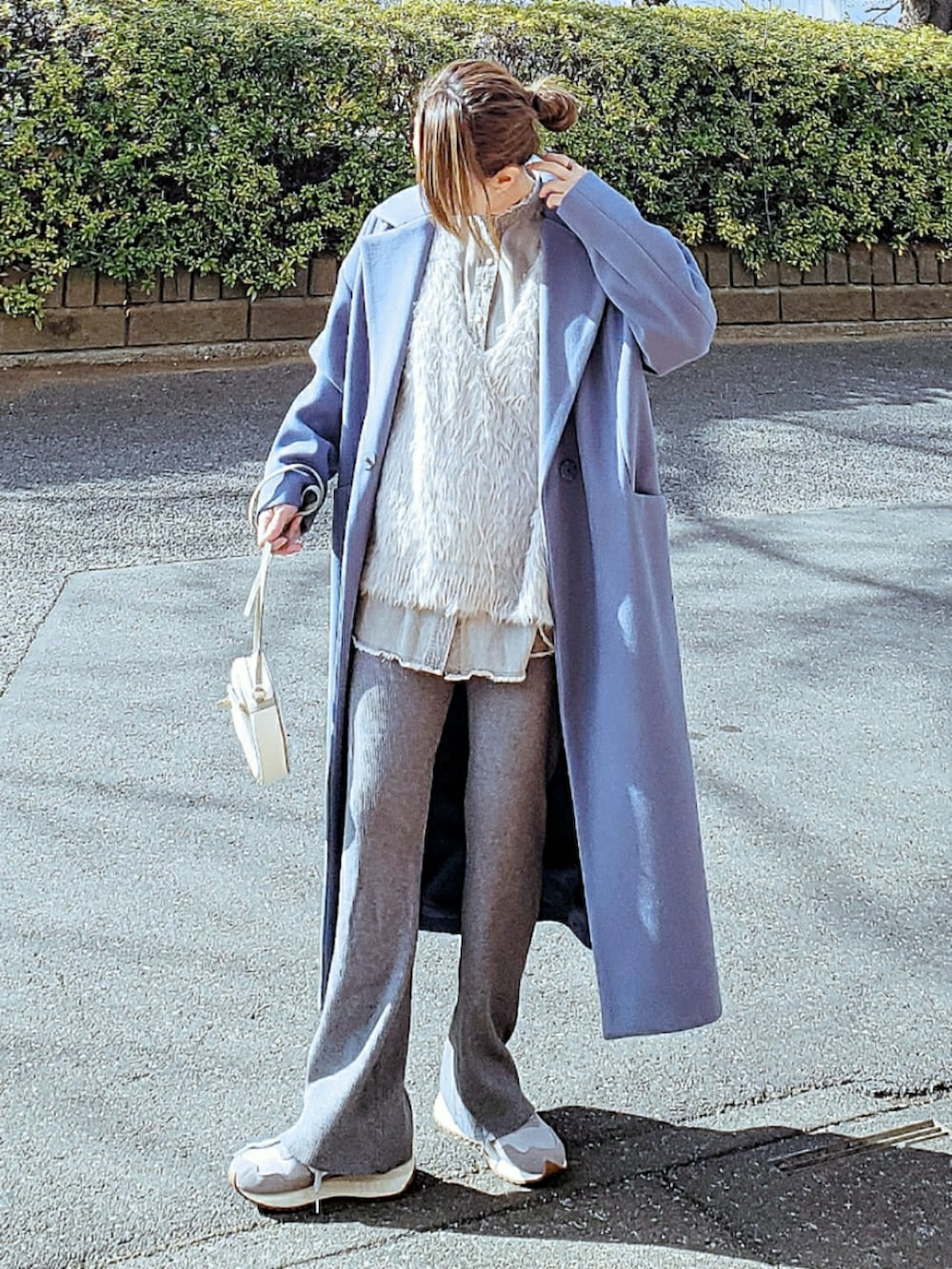 ブルー系のその他アウター、グレー系のベスト、グレー系のシャツ/ブラウスを着用したレディースの冬コーディネートの2枚目の写真