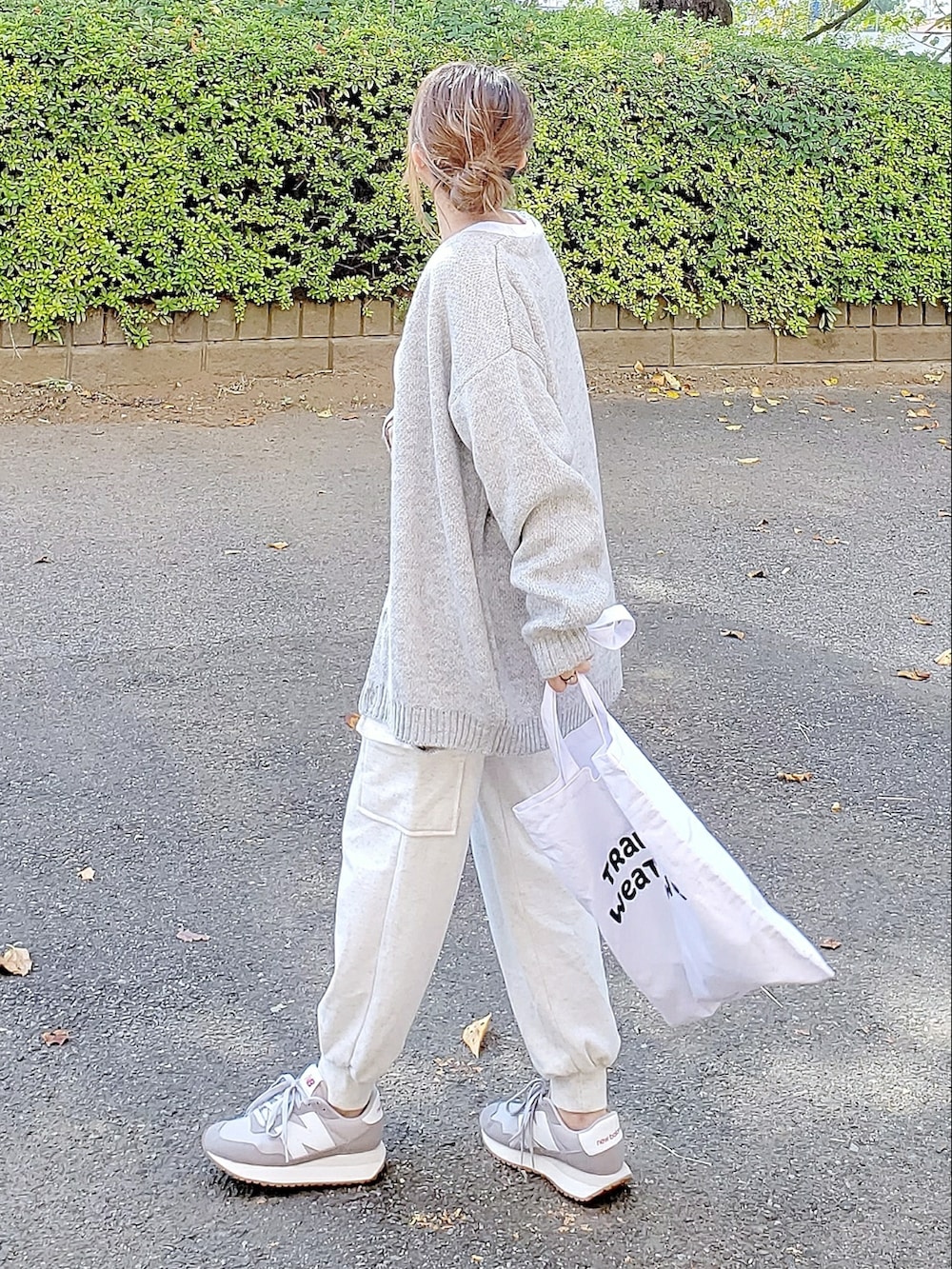 グレー系のカーディガン/ボレロ、ブラック系のTシャツ/カットソー、ベージュ系のその他パンツを着用したレディースの秋コーディネートの2枚目の写真