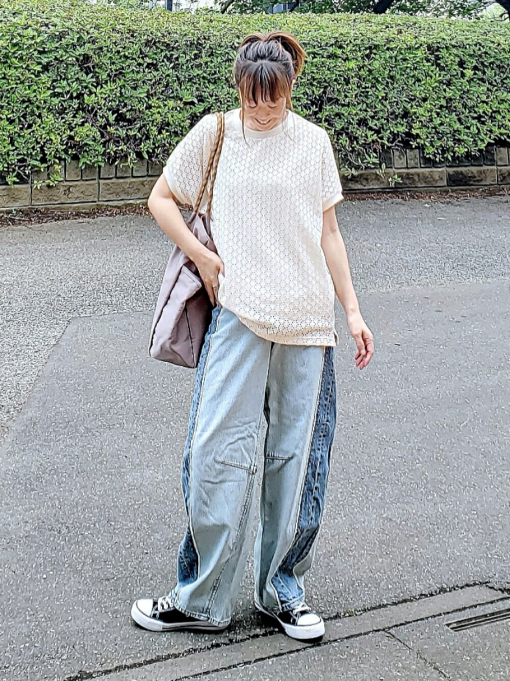 ホワイト系のTシャツ/カットソー、ブルー系のデニムパンツ、グレー系のトートバッグを着用したレディースの夏コーディネートの3枚目の写真