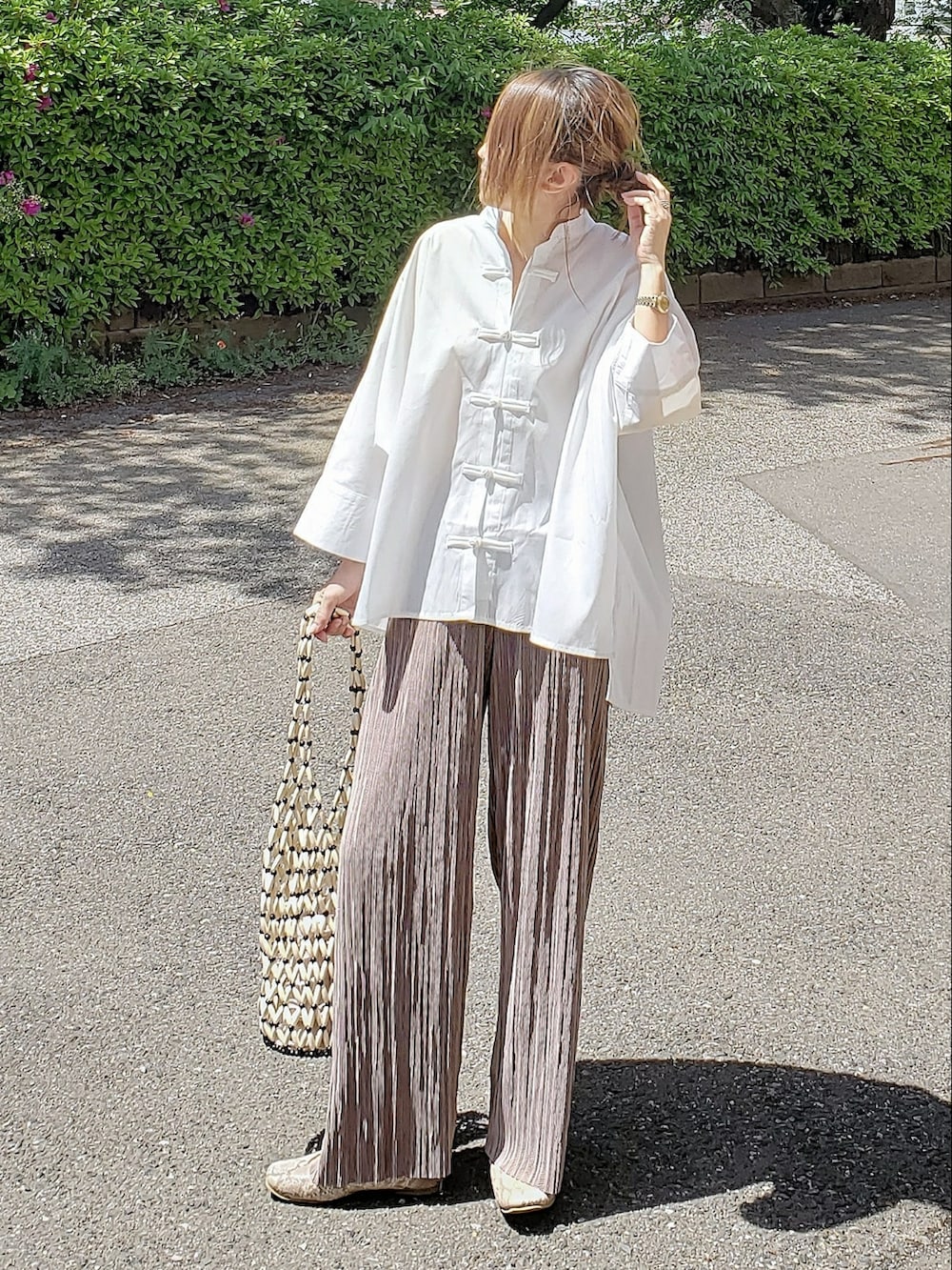 ホワイト系のシャツ/ブラウス、ブラウン系のその他パンツ、その他のパンプスを着用したレディースの春コーディネートの2枚目の写真