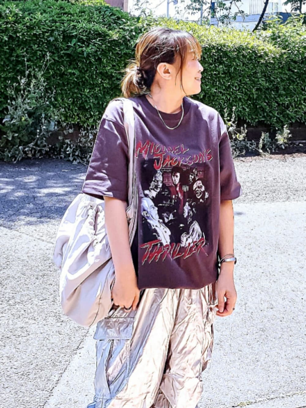 グレー系のTシャツ/カットソー、シルバー系のカーゴパンツ、グレー系のスニーカーを着用したレディースの春コーディネートの3枚目の写真