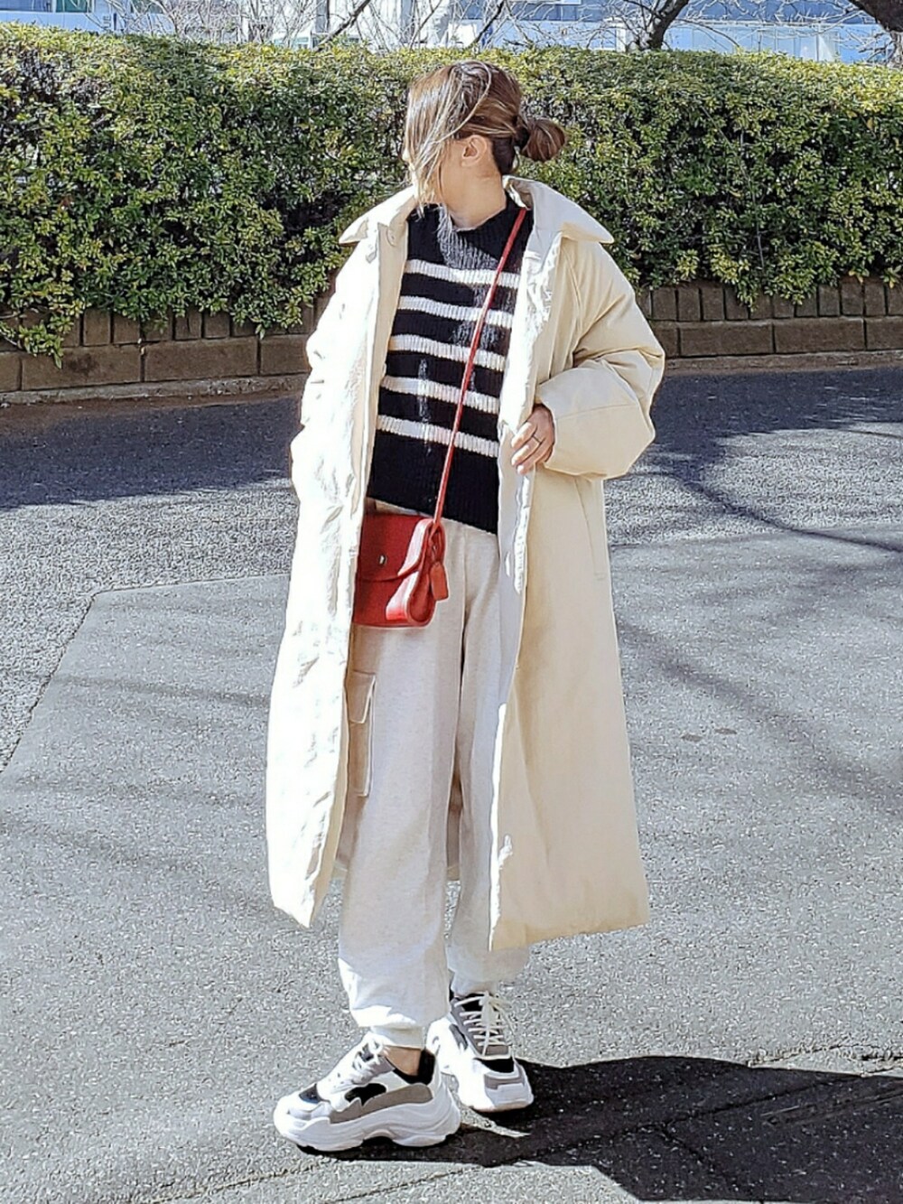 「冬コーデ、冬アウター、ダウン、ダウンコート、ボーダー、ニット、スウェットパンツ、カーゴパンツ、マリン、差し色、スニーカー、大人カジュアル、モノトーン」｜「Emma Taylorのステンカラーロングダウンコート（ダウンジャケット/コート、ベージュ系）」を使った、&りっちさん（レディース・154cm）の冬コーディネートの2枚目の写真