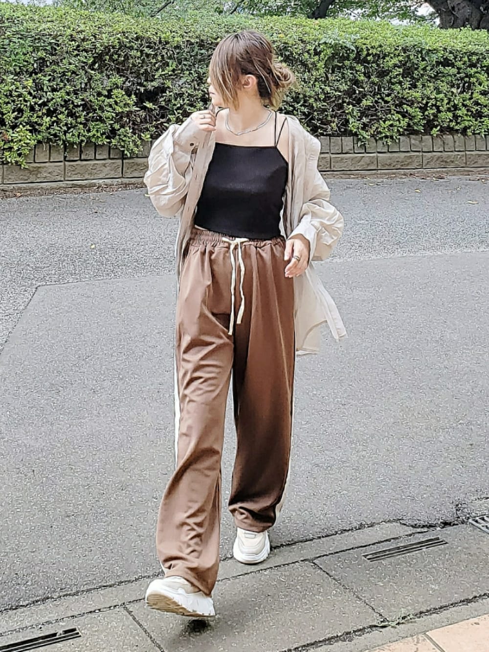 ベージュ系のシャツ/ブラウス、ブラウン系のその他パンツ、ブラック系のキャミソールを着用したレディースの秋コーディネートの2枚目の写真