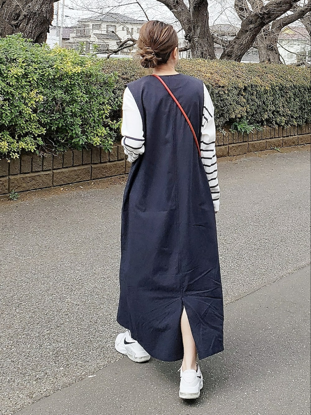 「ジャンパースカート、ジャンスカ、ジャンスカワンピ、Uネック、FORK&SPOON、URBAN RESEARCH DOORS、ボーダー、春ニット、白スニーカー、NIKE、ネイビー、マリン、マリンコーデ、春コーデ、ミニバッグ」|「FORK&SPOONのFORK&SPOON Uネックワンピース(ワンピース、ブルー系)」を使った、&りっちさん(レディース・154cm)の春コーディネートの2枚目の写真