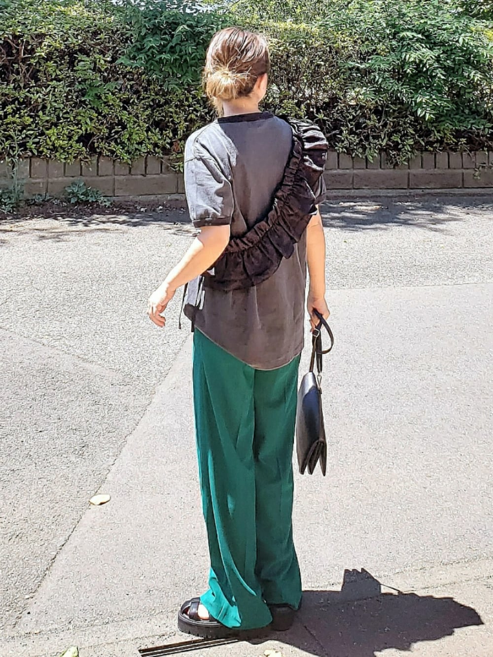 ブラック系のTシャツ/カットソー、グリーン系のその他パンツ、ブラック系のサンダルを着用したレディースの夏コーディネートの3枚目の写真