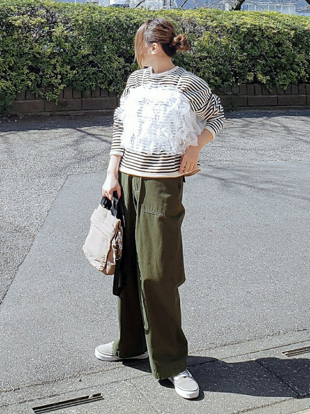 ホワイト系のキャミソール、ブラック系のTシャツ/カットソー、グリーン系のその他パンツを着用したレディースの春コーディネートの2枚目の写真