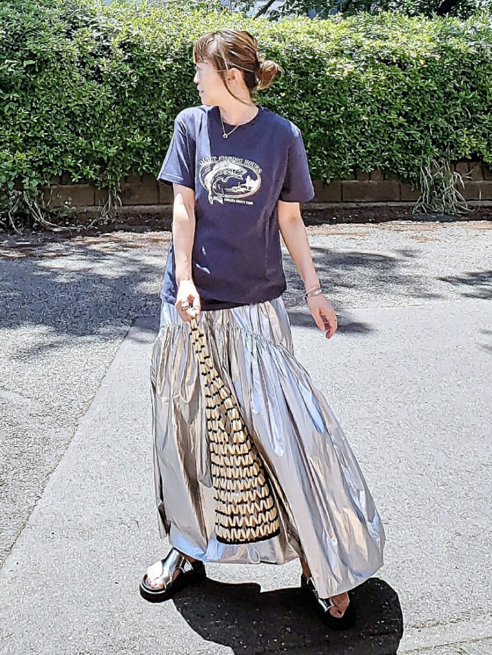 ブルー系のTシャツ/カットソー、シルバー系のスカート、シルバー系のサンダルを着用したレディースの夏コーディネートの3枚目の写真