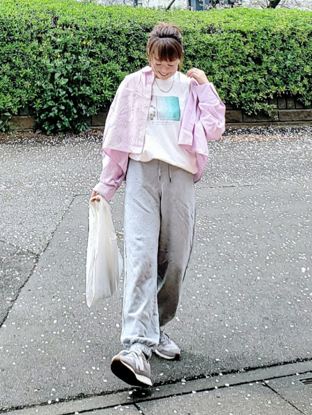 ホワイト系のTシャツ/カットソー、ピンク系のシャツ/ブラウス、グレー系のスウェットパンツを着用したレディースの春コーディネートの3枚目の写真