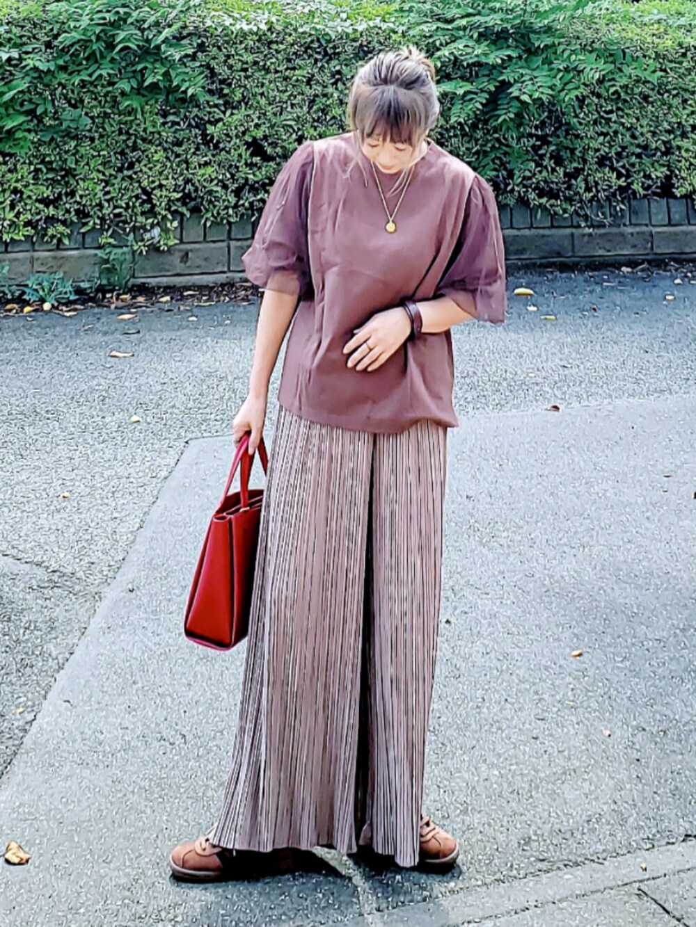 ブラウン系のその他パンツ、ブラウン系のTシャツ/カットソー、レッド系のトートバッグを着用したレディースの夏コーディネートの3枚目の写真