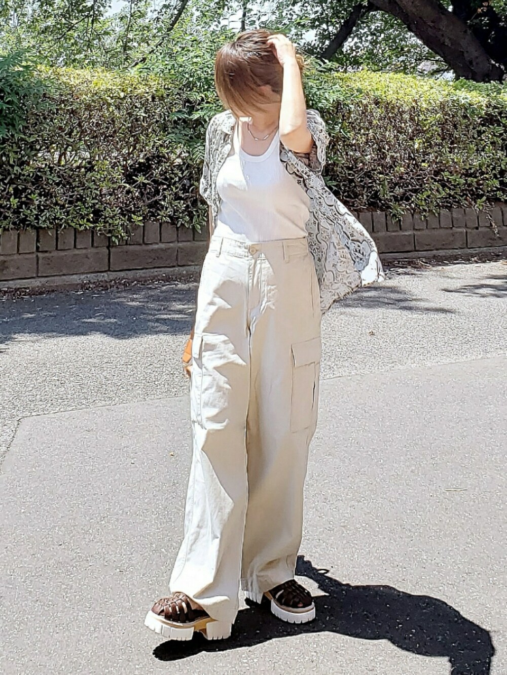 グレー系のシャツ/ブラウス、ホワイト系のタンクトップ、ブラウン系のサンダルを着用したレディースの夏コーディネートの3枚目の写真