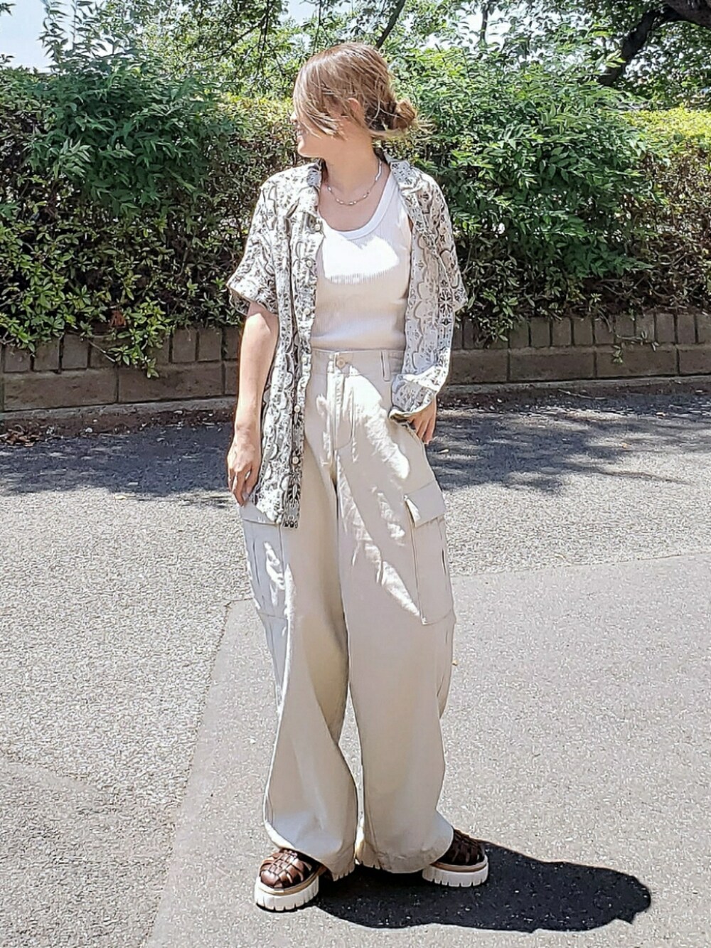 グレー系のシャツ/ブラウス、ホワイト系のタンクトップ、ブラウン系のサンダルを着用したレディースの夏コーディネートの2枚目の写真
