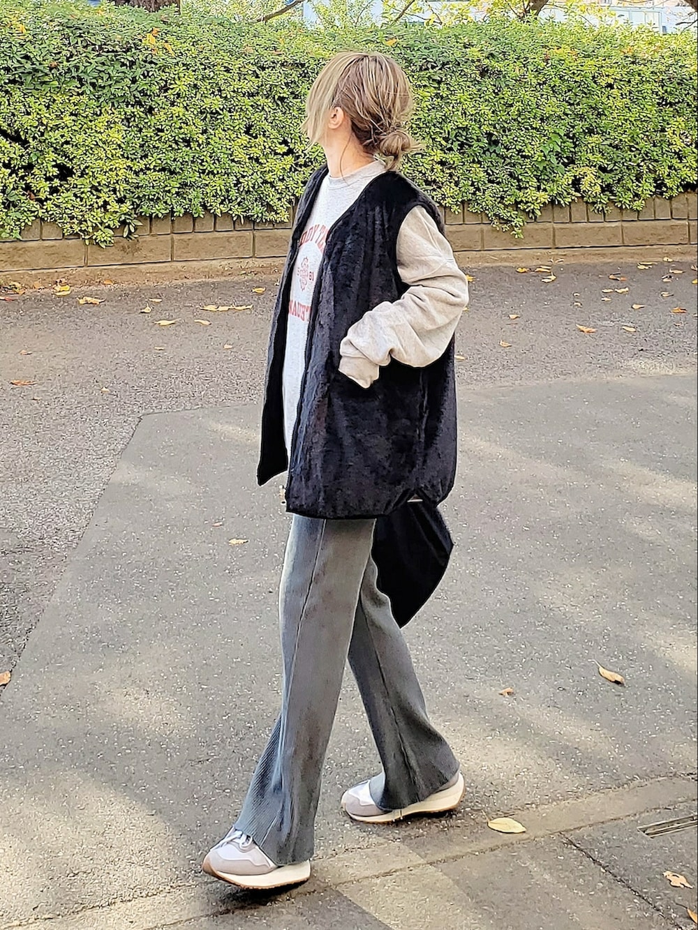 ブラック系のベスト、グレー系のスウェット、グレー系のその他パンツを着用したレディースの秋コーディネートの2枚目の写真