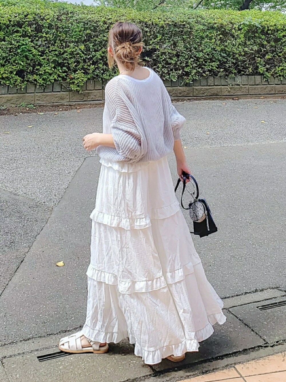 ホワイト系のワンピース、グレー系のニット/セーター、ブルー系のショルダーバッグを着用したレディースの秋コーディネートの3枚目の写真