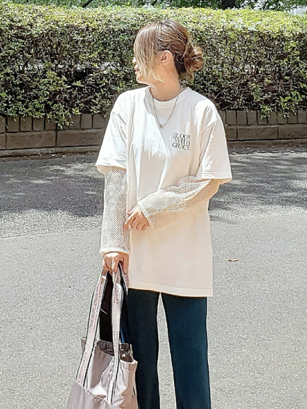 ホワイト系のカーディガン/ボレロ、ホワイト系のTシャツ/カットソー、グリーン系のその他パンツを着用したレディースの夏コーディネートの3枚目の写真