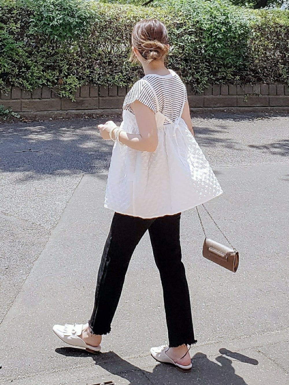 ホワイト系のシャツ/ブラウス、その他のTシャツ/カットソー、ブラック系のその他パンツを着用したレディースの夏コーディネートの2枚目の写真