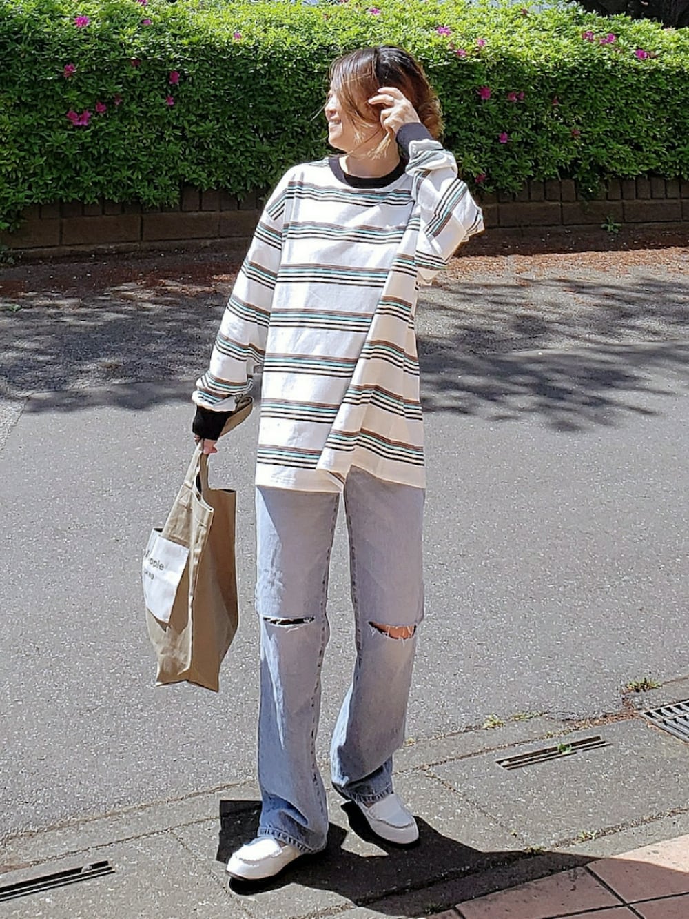 ブルー系のデニムパンツ、ホワイト系のTシャツ/カットソー、ホワイト系のローファーを着用したレディースの春コーディネートの2枚目の写真