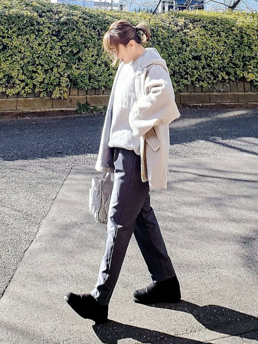 グレー系のその他パンツ、グリーン系のブルゾン、グレー系のニット/セーターを着用したレディースの冬コーディネートの3枚目の写真