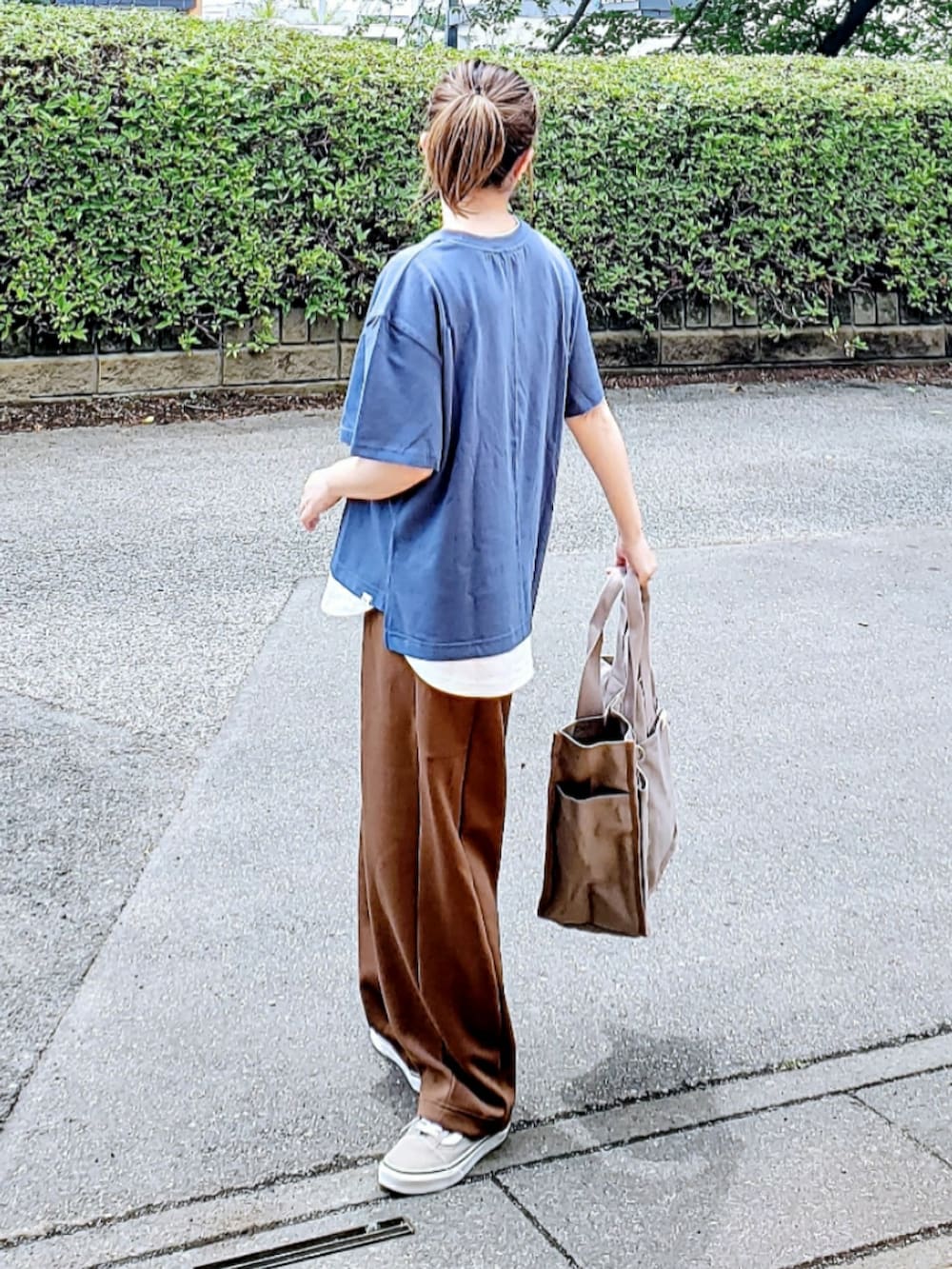 ブルー系のTシャツ/カットソー、ブラウン系のスウェットパンツ、ベージュ系のトートバッグを着用したレディースの夏コーディネートの4枚目の写真