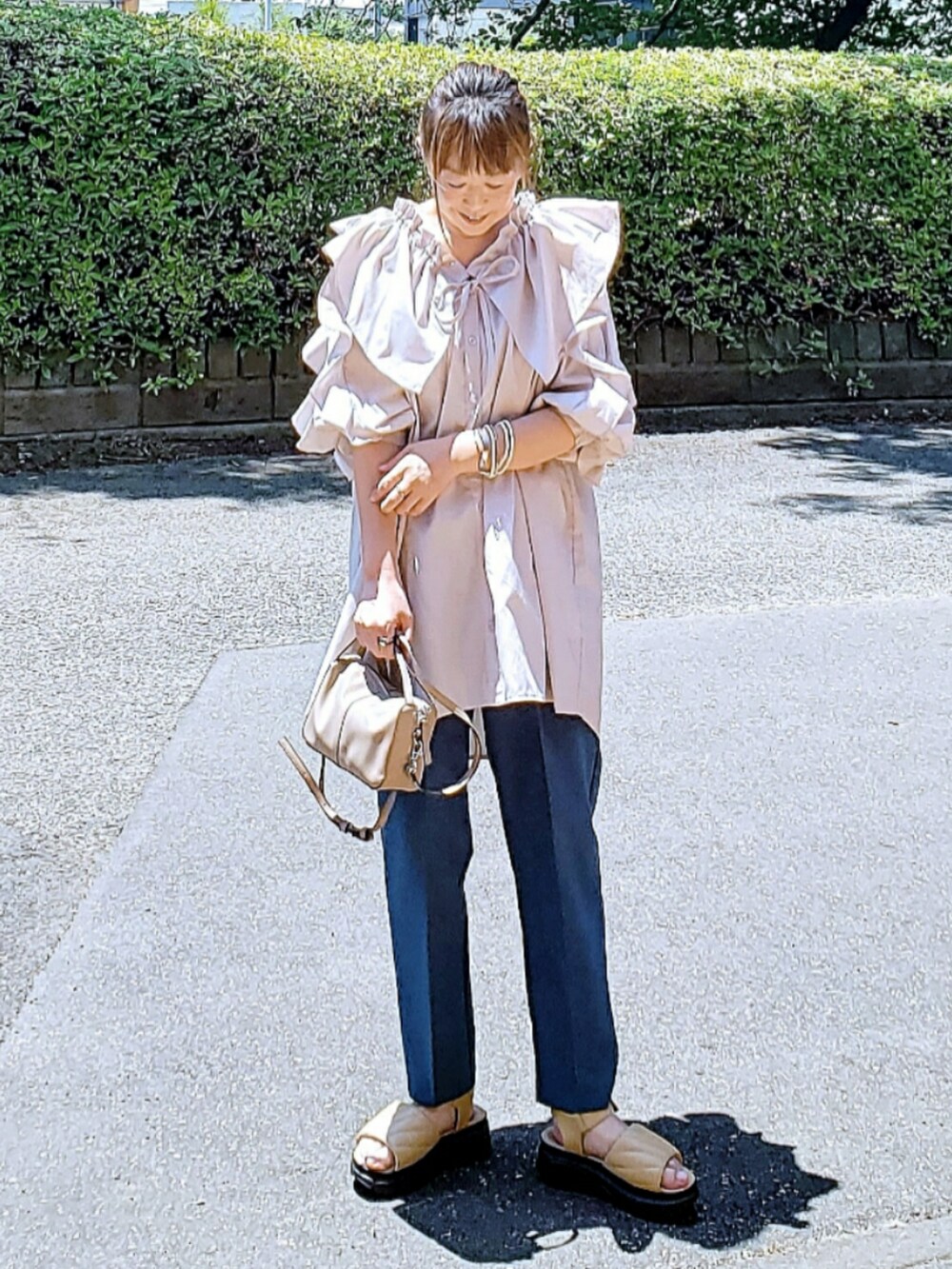 グレー系のシャツ/ブラウス、ブルー系のその他パンツ、ベージュ系のサンダルを着用したレディースの夏コーディネートの2枚目の写真