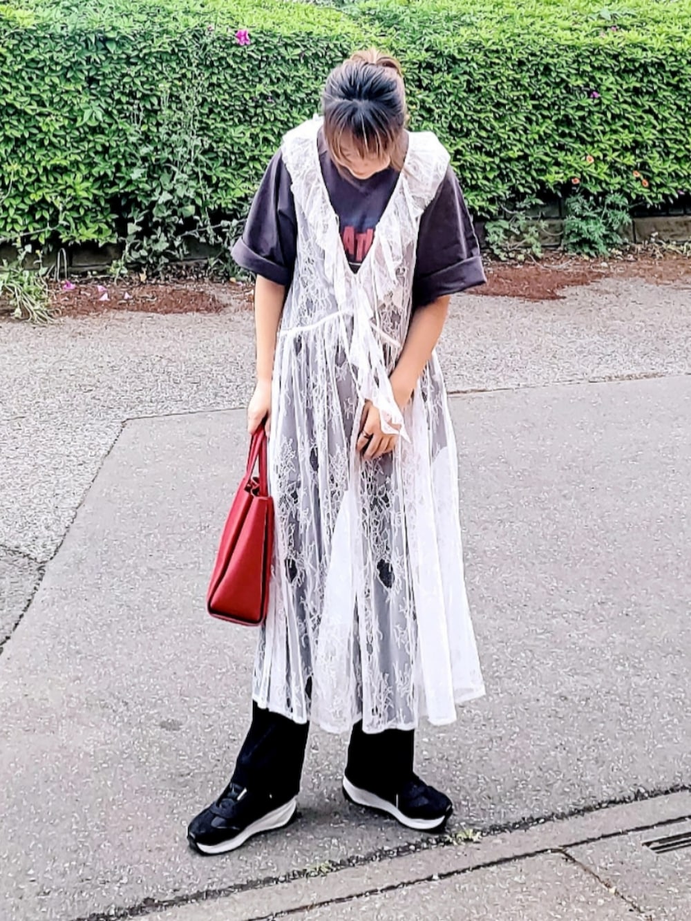 ホワイト系のワンピース、その他のTシャツ/カットソー、ブラック系のその他パンツを着用したレディースの夏コーディネートの3枚目の写真